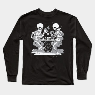 skeletons play chess Long Sleeve T-Shirt